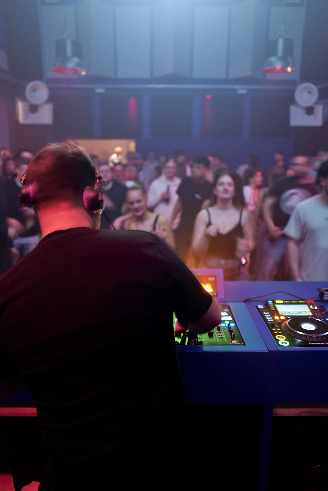 Daniel Trabold als DJ in einem Veranstaltungsraum