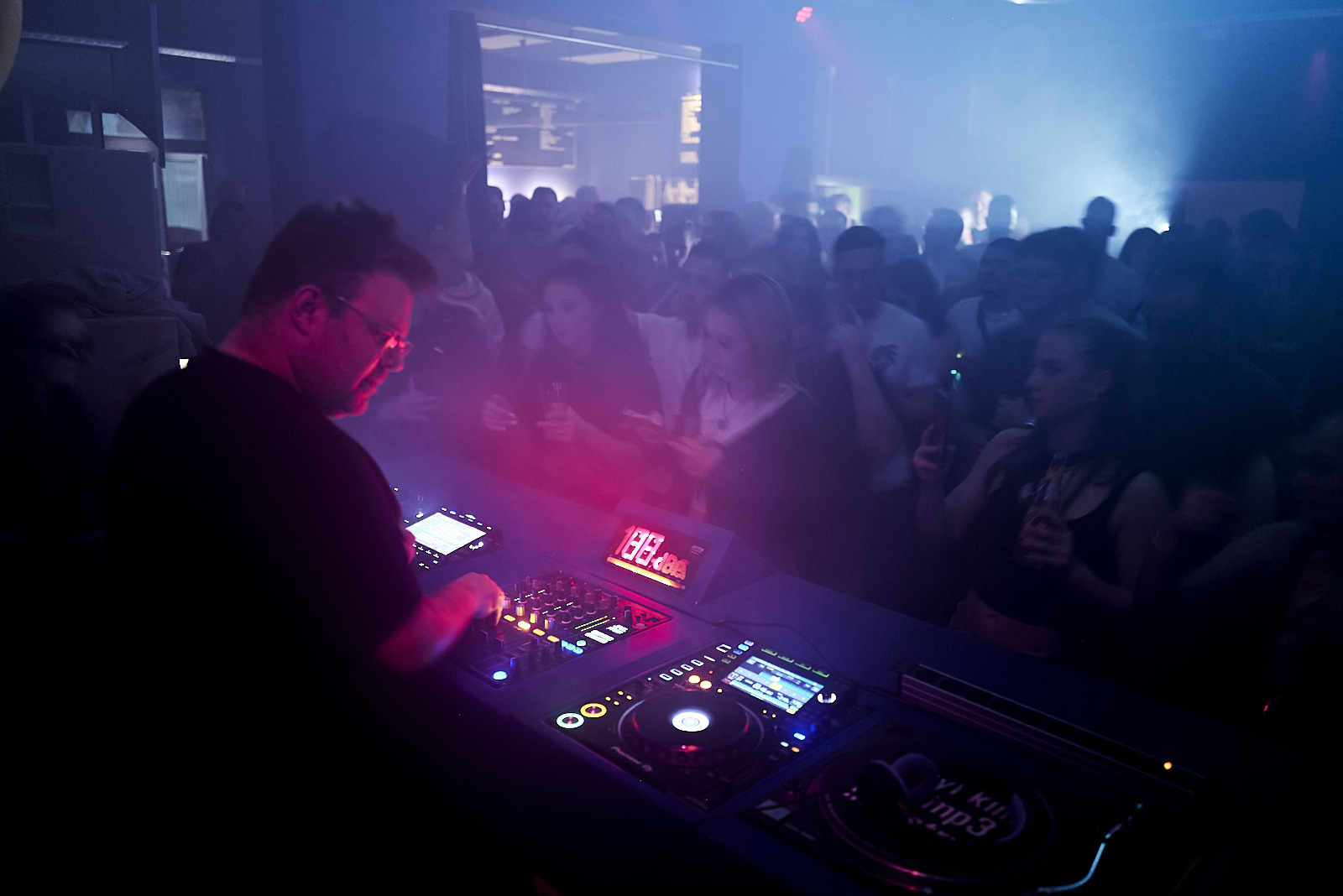 Elektronische Musik und Publikum in einem Veranstaltungsraum